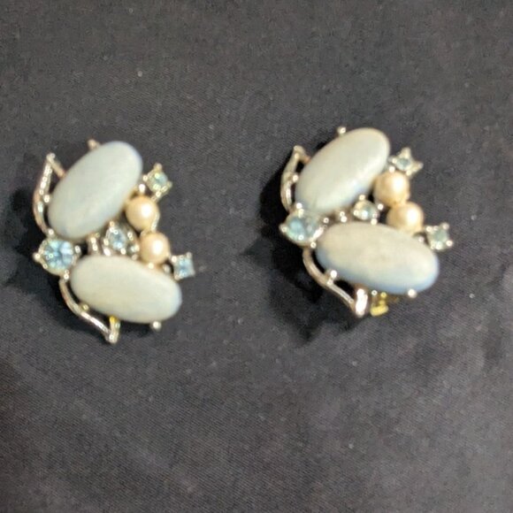 Vintage Clip-On Earrings W/ Blue Oval Cabochons Faux Pearls & Rhinestones On Sil - Picture 8 of 9